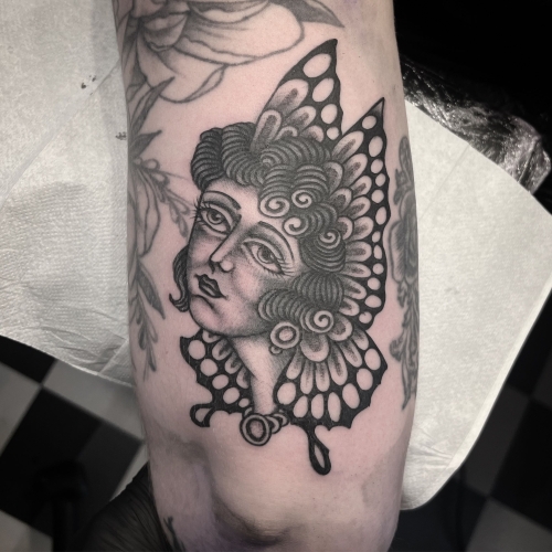 Black and grey tattoo af sommerfugl i Randers