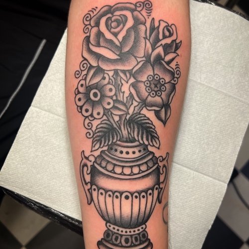 Black and grey tattoo af vase med blomster i Randers