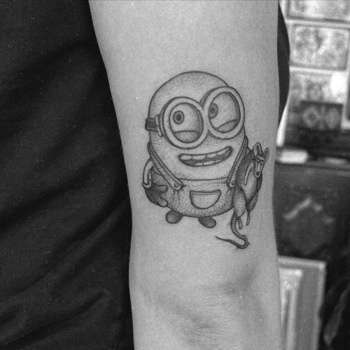 Black and grey tattoo af minion i Viborg