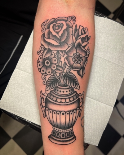 Black and grey tattoo af vase med blomster i Randers